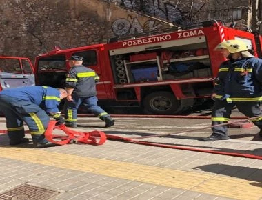 Πυρκαγιά ξέσπασε σε εγκαταλελειμμένο κτίριο στα Εξάρχεια (φωτό)